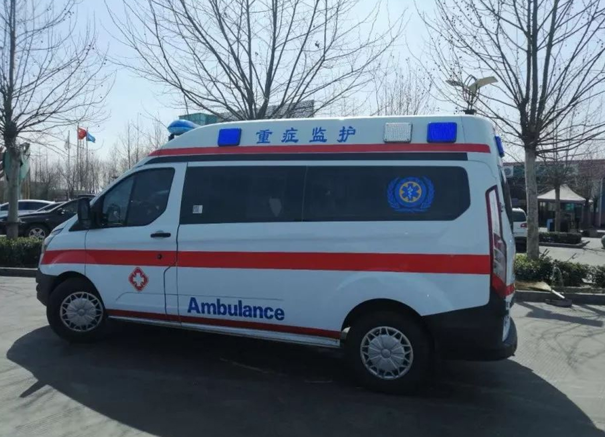 醫(yī)護人員轉送患者，人間有大愛！